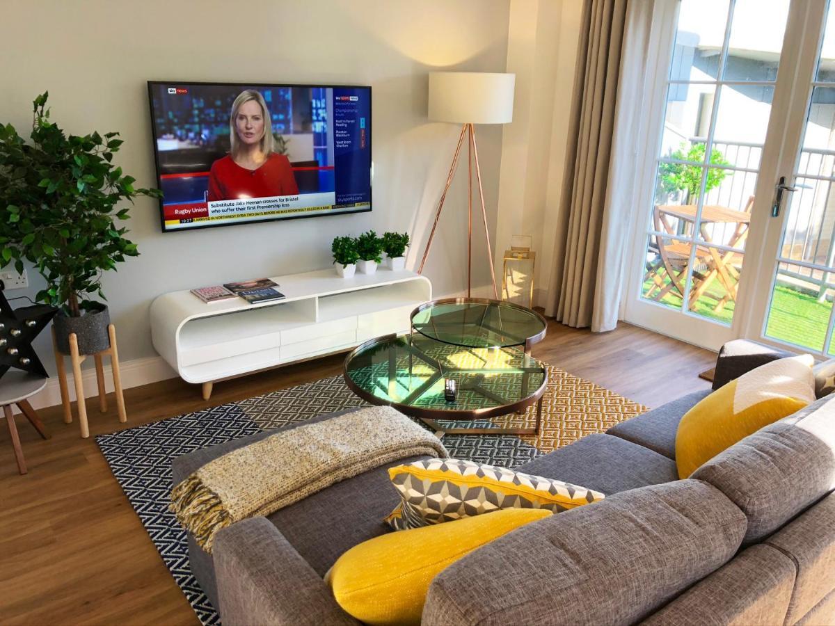 Parkside Penthouse Apartment Yeovil Bagian luar foto