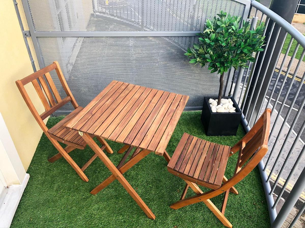 Parkside Penthouse Apartment Yeovil Bagian luar foto