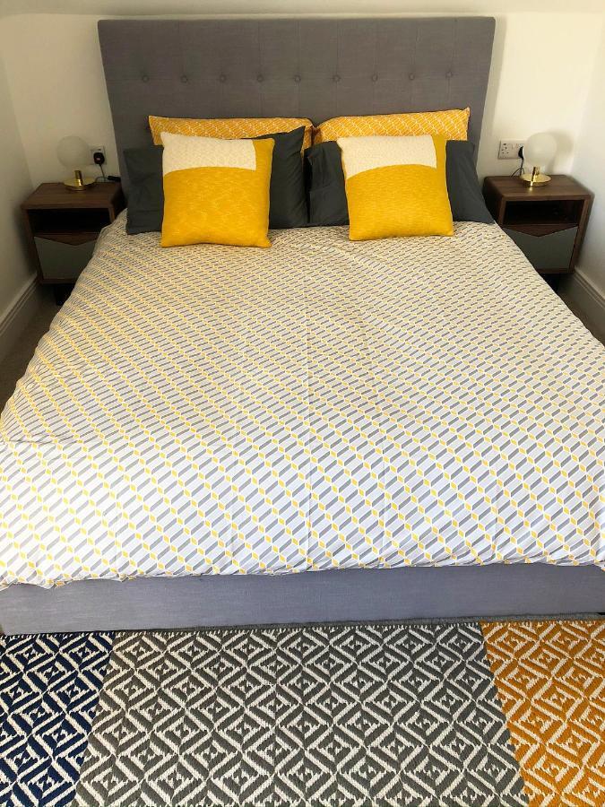 Parkside Penthouse Apartment Yeovil Bagian luar foto