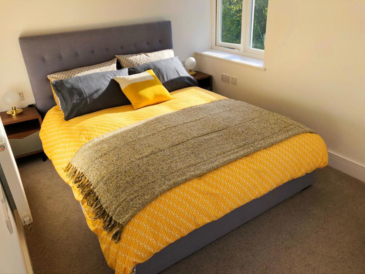Parkside Penthouse Apartment Yeovil Bagian luar foto